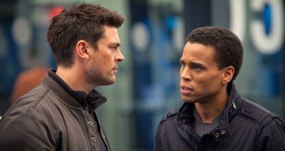 Karl Urban (izquierda) y Michael Ealy, en una imagen promocional de la serie &#039;Almost Human&#039;.