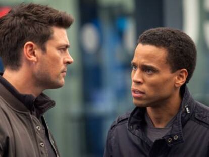 Karl Urban (izquierda) y Michael Ealy, en una imagen promocional de la serie &#039;Almost Human&#039;.