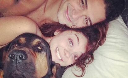 La actriz Sarah Hyland con su novio Wells Adams y su perro Carl.