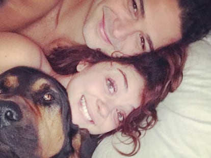 La actriz Sarah Hyland con su novio Wells Adams y su perro Carl.