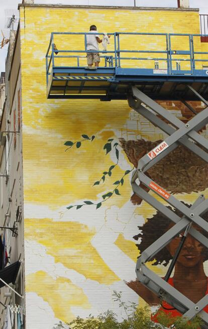 Varios pintores de distintas nacionalidades han pintado las fachadas del Polígono de San Pablo, un barrio obrero de Sevilla
