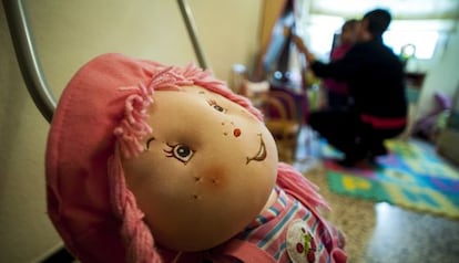 Conchi juega con su nieta en su casa de Almería.
