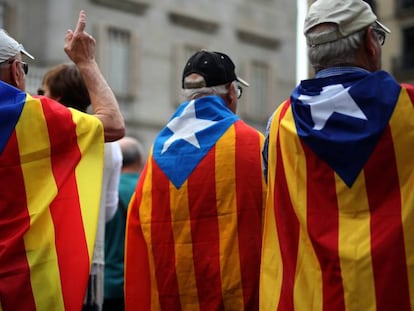 Varias personas con banderas independentistas, en la plaza de Sant Jaume de Barcelona el día después del referéndum