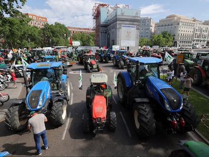 05/07/23. (DVD 1168). Cientos de agricultores con sus tractores han recorrido las calles de Madrid, hasta llegar al Ministerio de Agricultura, para pedir ayudas para el sector por el aumento del coste de produccion y la sequia.
Jaime Villanueva.