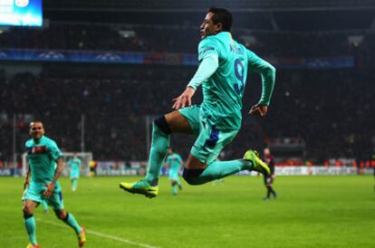 Partido de ida de los octavos de final de la Liga de Campeones,  Alexis celebra el  1 a 2