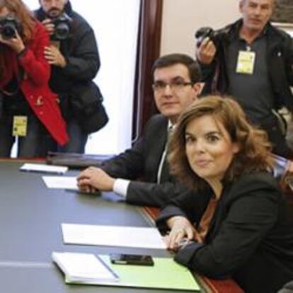 El ministro de la Presidencia, Ramón Jáuregui (i), y la dirigente del PP Soraya Sáenz de Santamaría, durante su primera reunión hoy en el Palacio de la Moncloa.