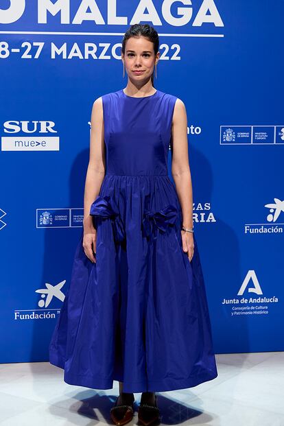 Laia Costa, con vestido azul eléctrico, protagonista de Cinco lobitos.