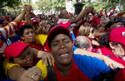 Simpatizantes del presidente Hugo Ch&aacute;vez se congregan para orar por su salud hoy en Caracas.