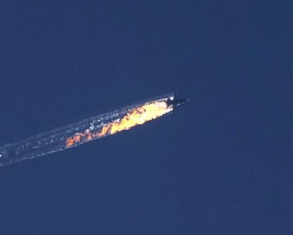 Fotograma de un vídeo Haberturk TV que muestra la estela de fuego del avión ruso alcanzado por cazas turcos en la frontera siria.