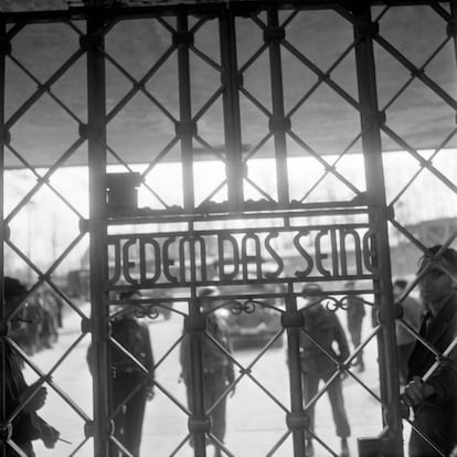 Vista de la entrada al campo de Buchenwald en abril de 1945, cuando fue liberado por las tropas estadounidenses comandadas por el general Patton. 