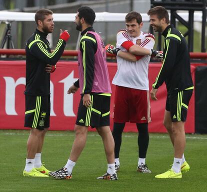 Sergio Ramos bromea con Albiol, Casillas y Piqué.