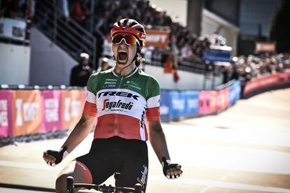 La italiana Elisa Longo Borghini, del Trek-Segafredo, cruza la línea de meta en solitario en la París-Roubaix 2022.