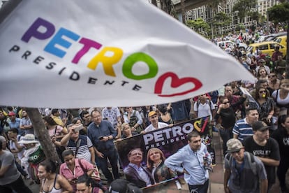 Seguidores de Petro esperan a que el candidato salgo a saludar en un hotel de Medellín.