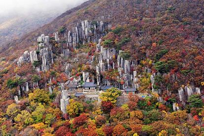 El territorio de este geoparque rodea el monte Mudeung (en la foto), cuya cumbre domina la ciudad de Gwangju. Los habitantes de esta zona de la provincia de Jeolla del Sur (al suroeste del país) consideran las montañas —caracterizadas por grandes conjuntos de columnas poligonales— como altares destinados a rendir culto al cielo.