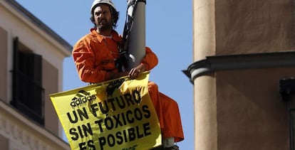 Un activista de Greenpeace en una reivindicación en 2011.