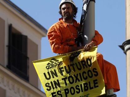Un activista de Greenpeace en una reivindicación en 2011.