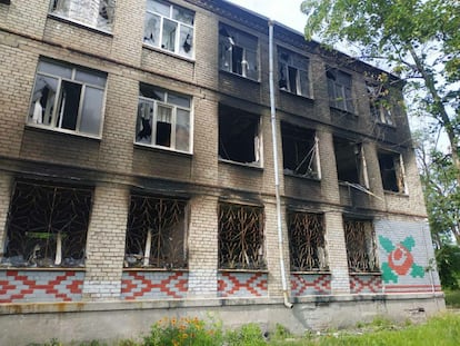 Vista exterior de la Escuela Número 29, en Mariúpol (Ucrania), el 2 de marzo de 2022, después del bombardeo que terminó con la vida de un estudiante e hirió gravemente a otros dos.