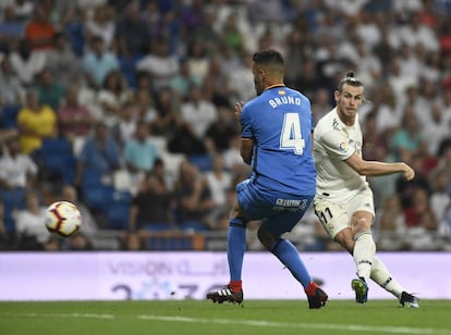 Bale marca el segundo gol del Real Madrid en presencia de Bruno, del Getafe.