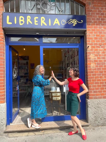 Daniela Nicol y Celia Manzi, en las puertas de la librera I Baffi en Miln. Fotografa cedida por la librera.