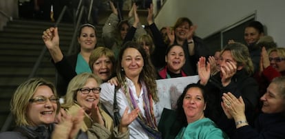 Beatriz Arceredillo, en el centro, rodeada de vecinas y trabajadoras de Parla tras ser elegida alcaldesa.