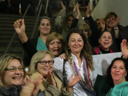 Beatriz Arceredillo, en el centro, rodeada de vecinas y trabajadoras de Parla tras ser elegida alcaldesa.