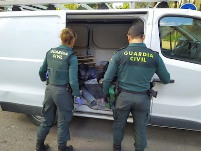 Imagen de archivo de dos agentes de la Guardia Civil.