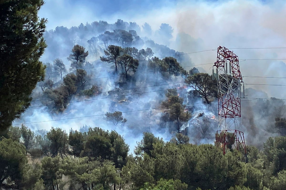 Un incendio obliga a cerrar el aeropuerto de Marsella y a confinar a miles de personas