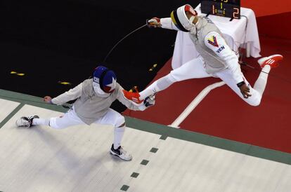 El venezolano Antonio Leal (dcha.) se enfrenta al chileno Rubén Silva en la prueba de florete individual masculino durante los XVIII Juegos Bolivarianos, en Santa Marta (Colombia).