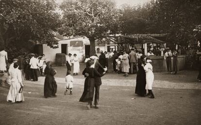 Baile en la Font dels Tres Pins, en Montju?c, en una imagen de Pau Febrs Yll de 1935.