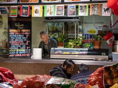 Pedro Ureta, dueño del restaurante peruano El Chiringuito en el Mercado de los Mostenses, trabajando en el local en diciembre de 2024.