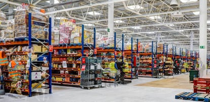 Interior del nuevo almacén ubicado en parte de un antiguo Bricor de Alcalá de Henares.