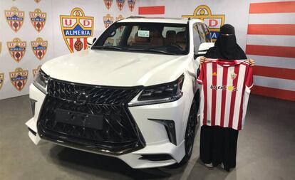 La foto de la ganadora del sorteo con burka publicada por el jeque propietario del Almería.