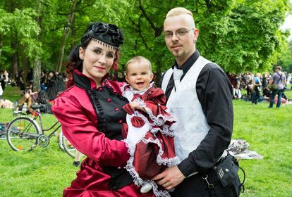 Una familia en el festival gótico de Leipzig, uno de los más importantes del mundo.