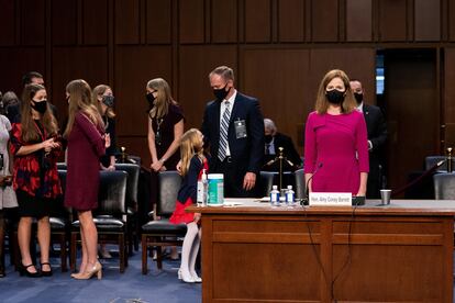 A juíza Barrett (à direita), com sua família no Senado, na segunda-feira, em Washington.