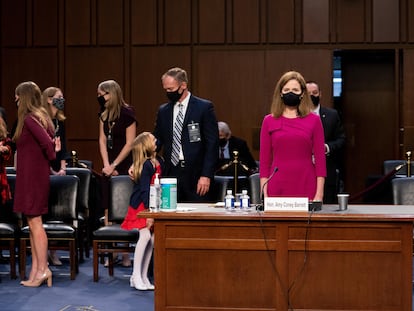 A juíza Barrett (à direita), com sua família no Senado, na segunda-feira, em Washington.