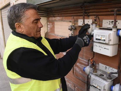 Un técnico revisa varios contadores de gas natural, en una imagen de archivo.