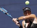 New York (United States), 03/09/2021.- Garbine Muguruza of Spain hits a return to Victoria Azarenka of Belarus on the fifth day of the US Open Tennis Championships at the USTA National Tennis Center in Flushing Meadows, New York, USA, 03 September 2021. (Tenis, Abierto, Bielorrusia, España, Estados Unidos, Nueva York) EFE/EPA/JUSTIN LANE