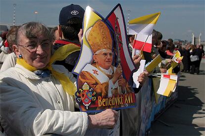 Una multitud de fieles esperan la llegada del Papa en el aeropuerto de Varsovia.