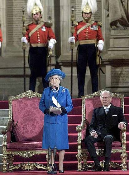 Felipe de Edimburgo escucha a la reina Isabel II.