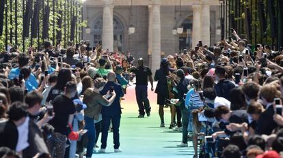 El diseñador Virgil Abloh entre la multitud que esperaba su desfile en París este jueves. 