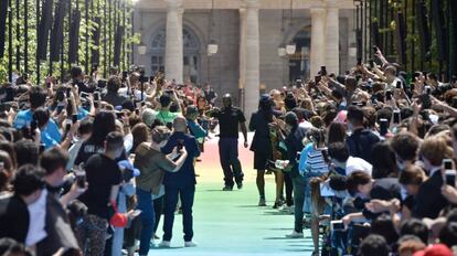 El diseñador Virgil Abloh entre la multitud que esperaba su desfile en París este jueves.