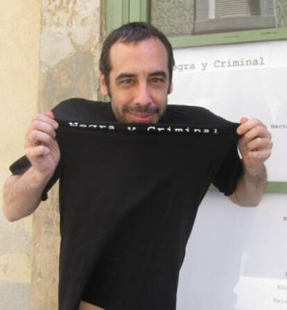 Carlos Bassas en la puerta de Negra y Criminal.