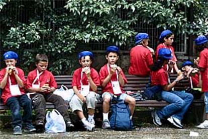 Un grupo de niños franceses almorzando ayer a mediodía en Montjuïc.