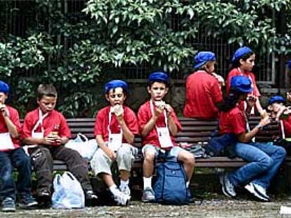 Un grupo de niños franceses almorzando ayer a mediodía en Montjuïc.