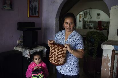 Sandra Patricia Salazar, mestiza, de 39 años, en su casa junto a una de sus hijas. Su marido es nasa. Y es fiscal del Cabildo indígena. Lo que quiere decir que está obligado a trabajar para la comunidad. Ella es la portavoz de EnRedArte y cuenta que en el proyecto de mujeres tejedoras de La Casa del Agua participan cinco municipios no sólo Silvia, también Corinto, Jambaló, Toribio y Caldono. “Pertenecer a la red significa recuperar la identidad de cada comunidad, de los afro, los mestizos, los misak, los nasa… Nos reunimos, compartimos historias, trabajamos con productos naturales como lana de oveja, algodón o fique”. En las manos enseña una de sus creaciones. Su maestra fue Jacinta. "Ella me enseño a expresar".