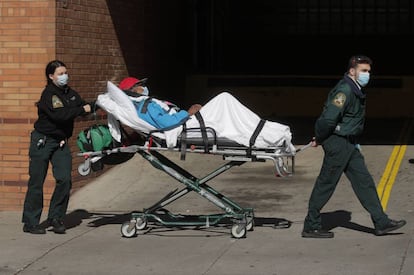 Ingreso de un paciente de Covid-19 en un hospital de Brooklyn (Nueva York).