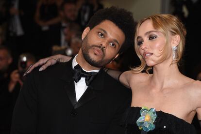 Abel Tesfaye, más conocido por su identidad musical como The Weeknd, y Lily Rose Depp brillaron ayer sobre la alfombra roja de Cannes en la presentación de la nueva serie de Sam Levinson para HBO que protagonizan y que está llamada a ser el gran fenómeno de la temporada.