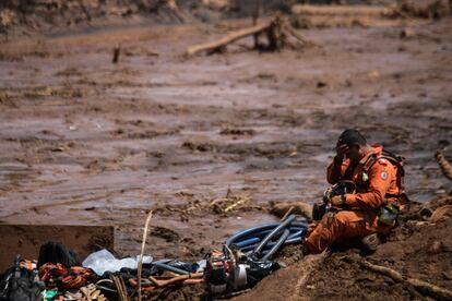 Un bombero descansa tras de las extenuantes hora de búsqueda. Dada la extensión que alcanzó la marea de lodo y su densidad las labores de rescate han sido insuficientes.