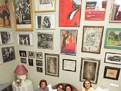 De izquierda a derecha, María Rosa, Paco Ruiz, Victoria Eugenia, Carmen Roche y Pilar López, en el estudio. PLANO GENERAL - FOTO DE GRUPO