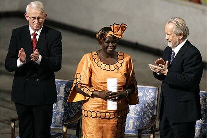 La premio Nobel de la Paz, Wangari Maathai, ante miembros del comité de los galardones en Oslo.